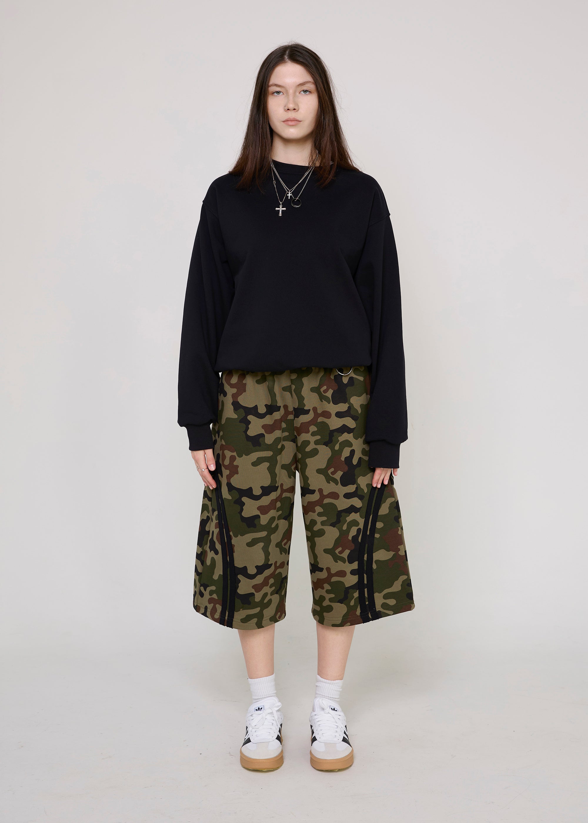 BASIC black crewneck