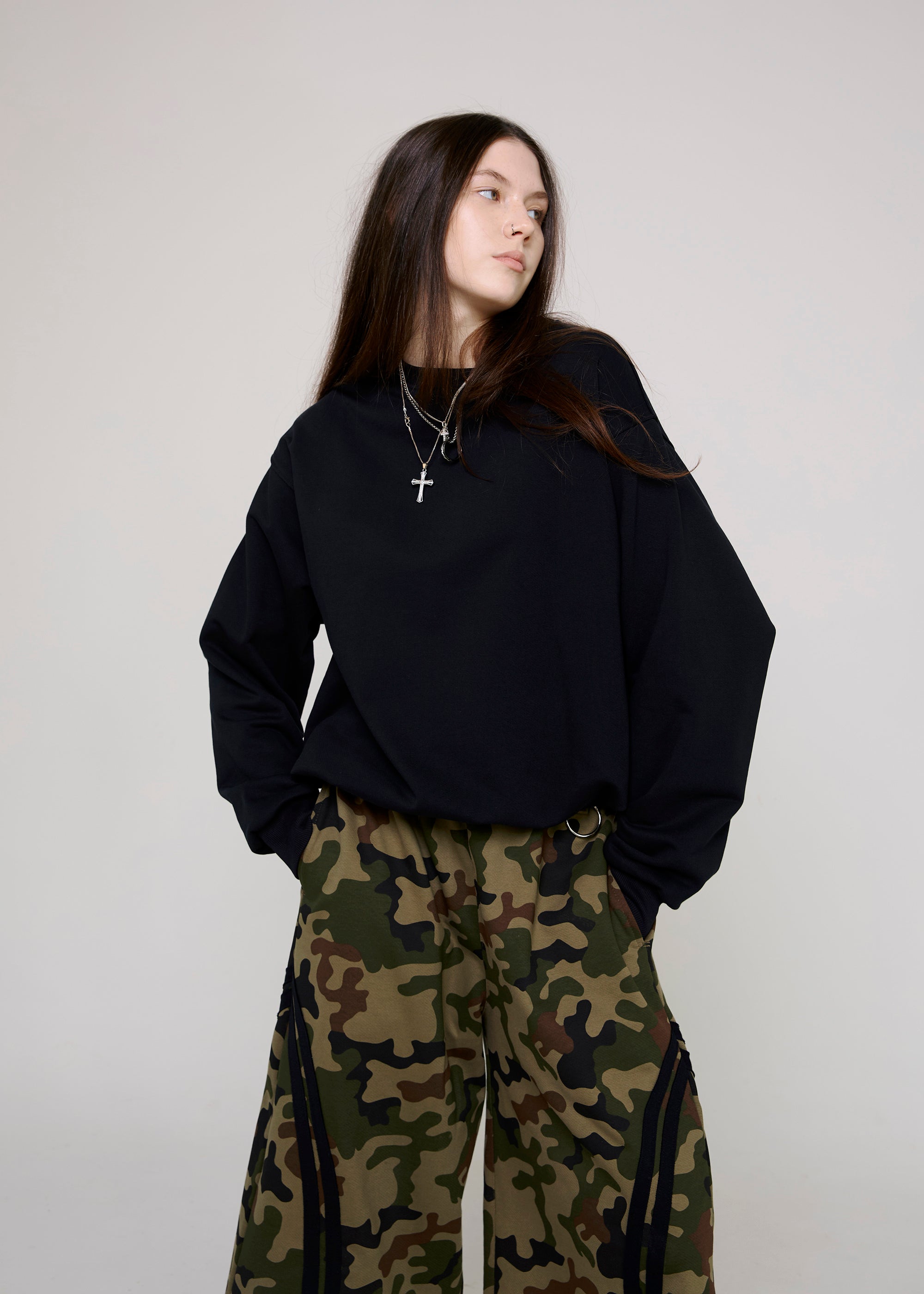 BASIC black crewneck